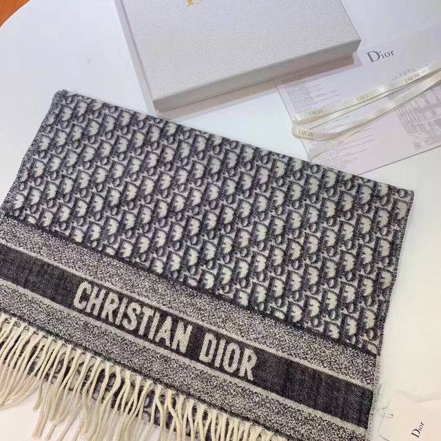 D Printed ScarfOblique PrintThis cashmere scarf features the iconic Dio* Oblique
