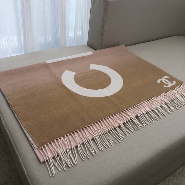 Chanel Chanel super hot gradient shawl can also be used as a scarf gradient logo