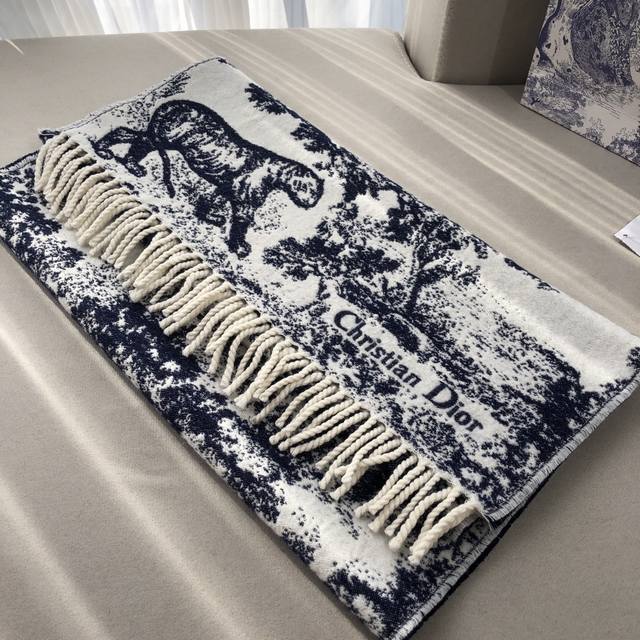 Original custom CD Zoo scarf, super hot IP. The series that everyone loves fina