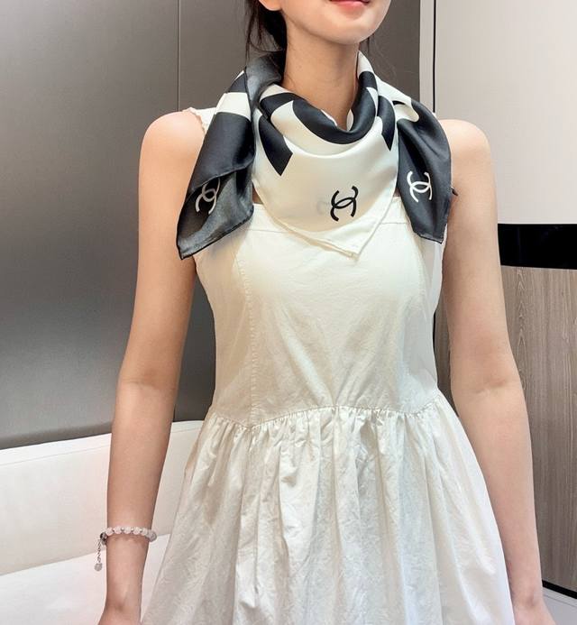 Cha Chanel's most beautiful scarf. My favorite scarf this spring and summer. 90x