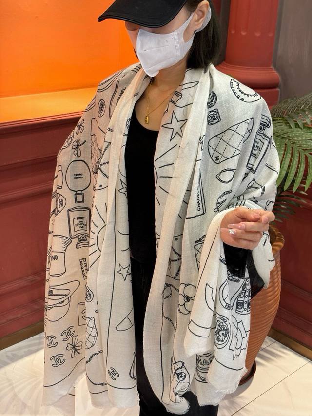 The new Chanel shoe bag will shine. This shiny Chanel cashmere scarf is recommen