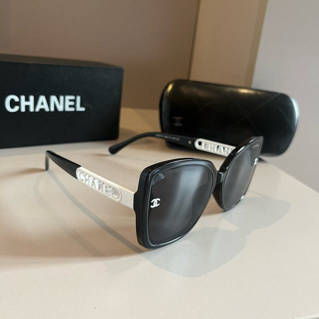 Chanel sunglasses for round-faced people, look here, they are super concealing c