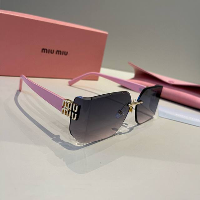 Miumiu girls' new colors are here~ I want to weld the sunglasses on my face Hard