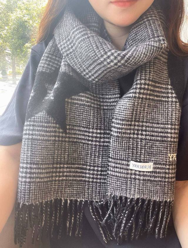 Burberry-inspired double-sided jacquard scarf. I'm really pleased with the fabri