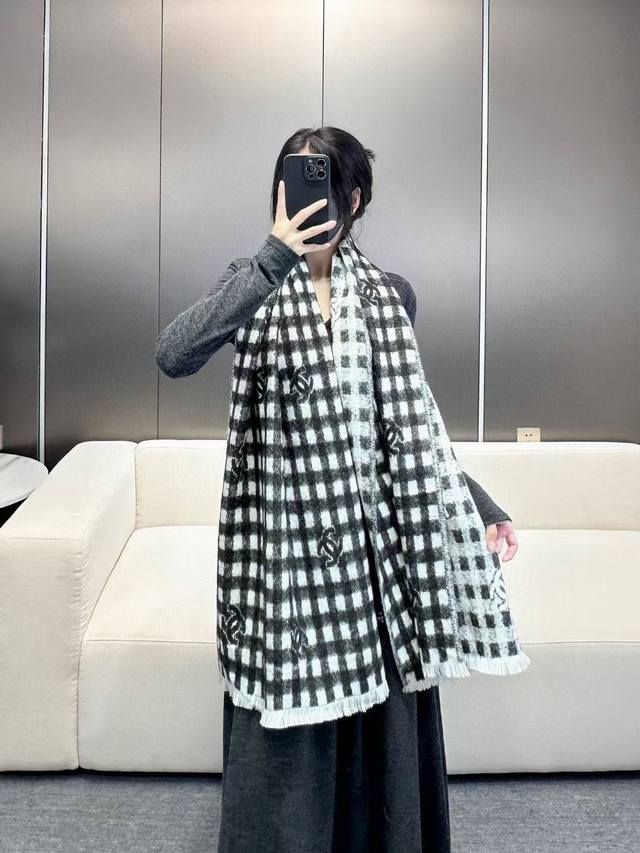 Logo plaid scarf gray and white Size: 190X60Cm 56% cashmere 34% wool 10% silk Hu