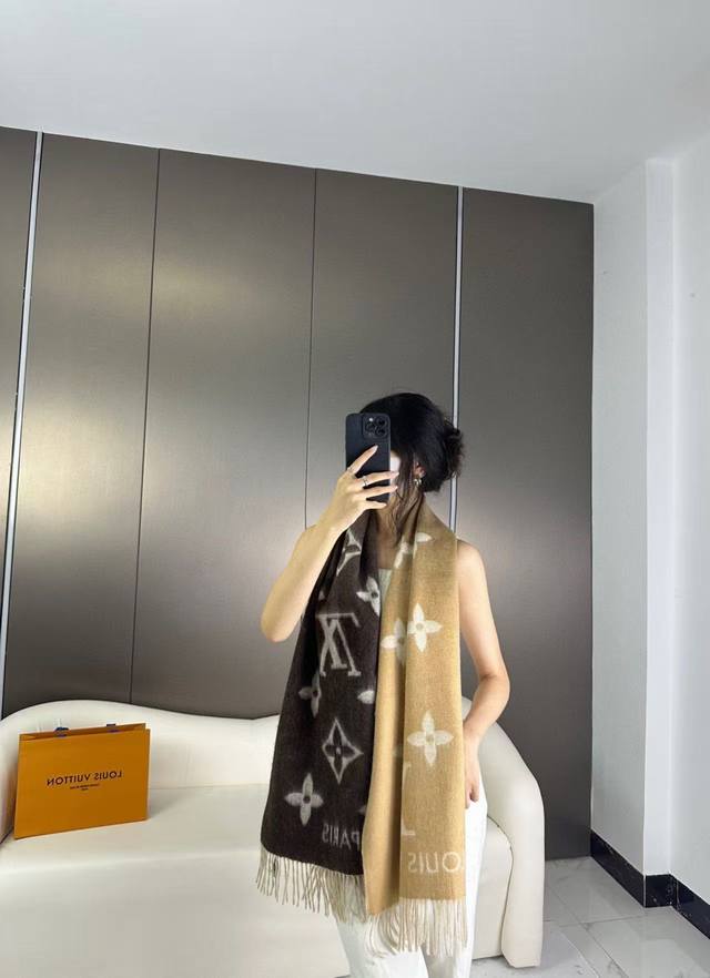 Gradient color! Lv can use a scarf for a lifetime, a timeless classic. Donkey B