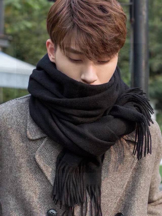 Prada's latest couple's scarf is elegant and simple, which is the only pursuit