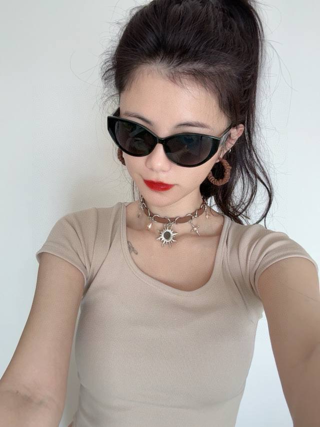 Chanel small-frame sunglasses. Classic square design, suitable for all face sha