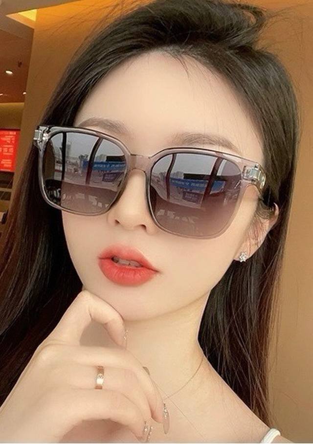 Gucci's 2025 spring new square-frame sunglasses are popular with internet celebr