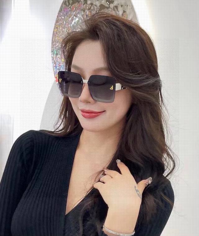 Fendi's 2025 spring new square-frame sunglasses are popular with internet celeb