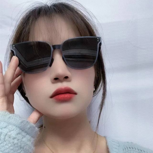 Gucci's new spring/summer ultra-light, screwless, and indestructible couple's su