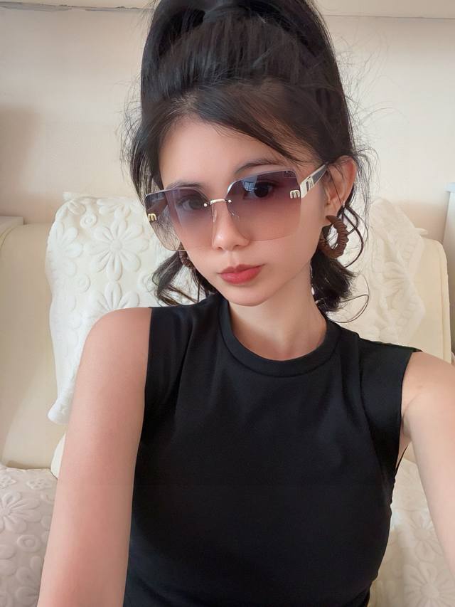 Miumiu 2025 Spring New Style Sparkles with New Sunglasses. Exquisite and Unique