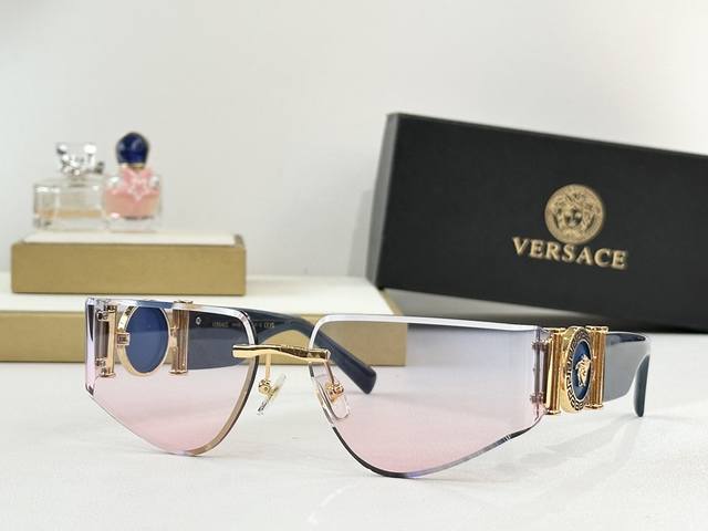 Versac* Model: Ve6772 Size: 59 ports 17-143