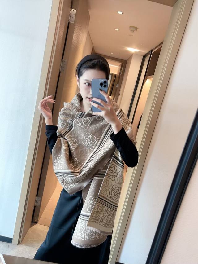 Loewe 2025 new double-sided two-color patchwork rainbow scarfThe whole scarf is