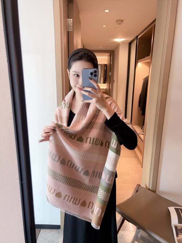 Miumiu Xiaohongshu hot-selling single product design style and distinctive perso