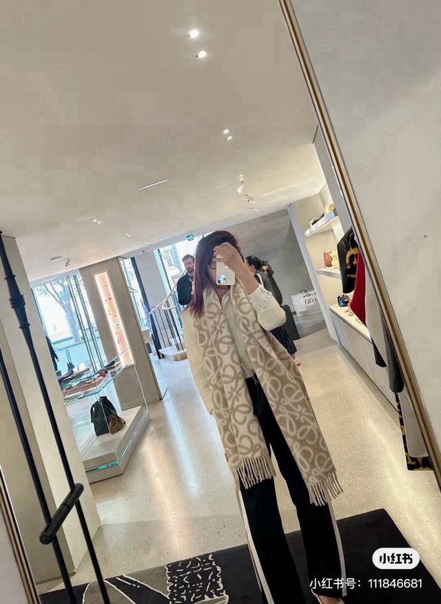 Loewe's new wool and mohair scarf is a great outfit for early autumn milk tea gi