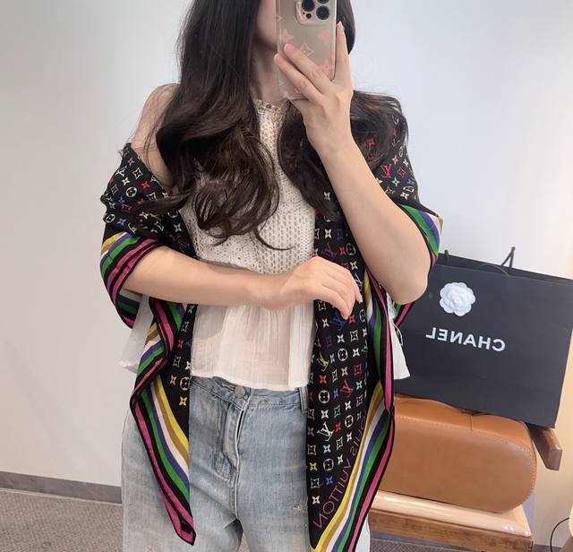 New double-sided cashmere square scarf with the same pattern and color. VIP rec