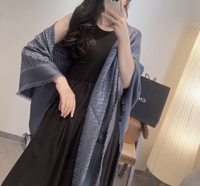 25 New Ff gold and silver jacquard shawl Size: 140X140cm Material: 45% wool, 45%