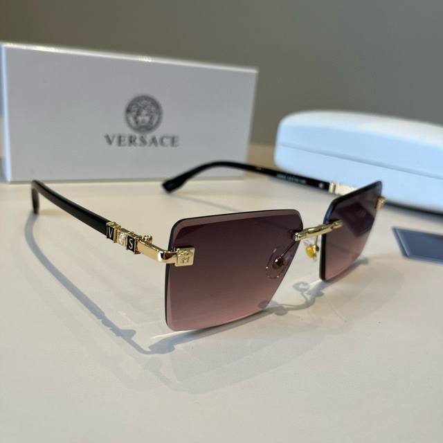 Versace's new fashion personality sunglasses, this one is super gentle and has t