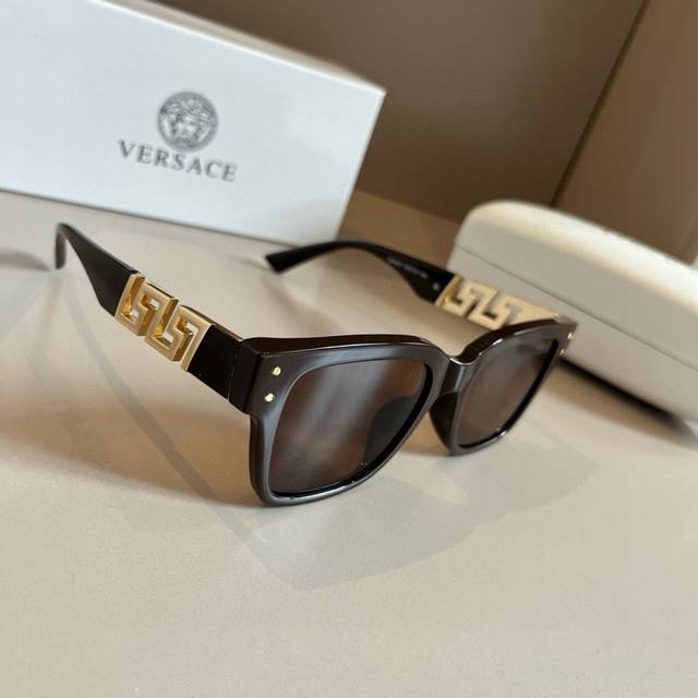 Versace fashionable sunglasses for men and women, light and not pressing on the