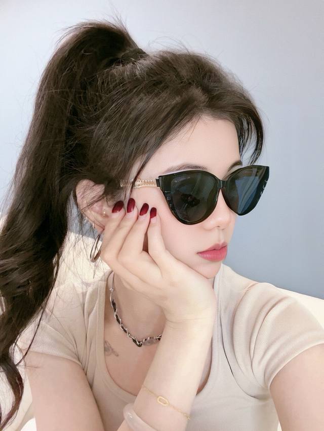 Chanel large-frame sunglasses. Classic square frame design, suitable for all fa