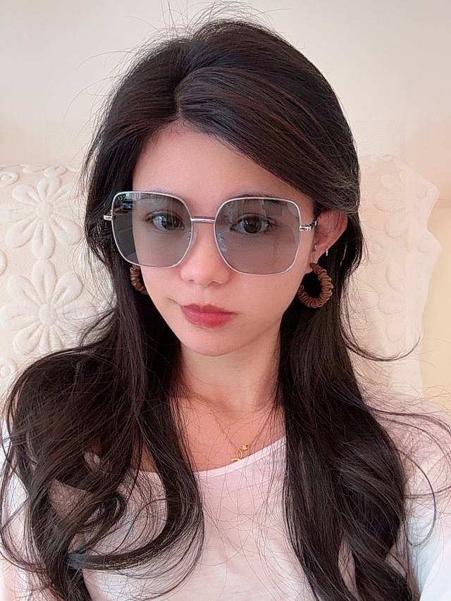 Gucci's 2025 spring new sunglasses are popular with internet celebrities. They a