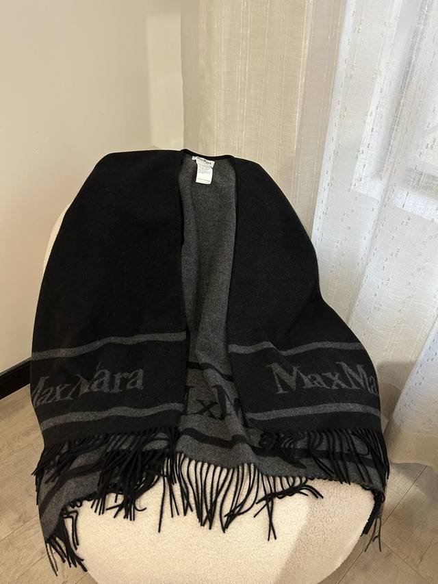 is simply luxurious and elegant in the darkness. Max, double-sided cloak, the d