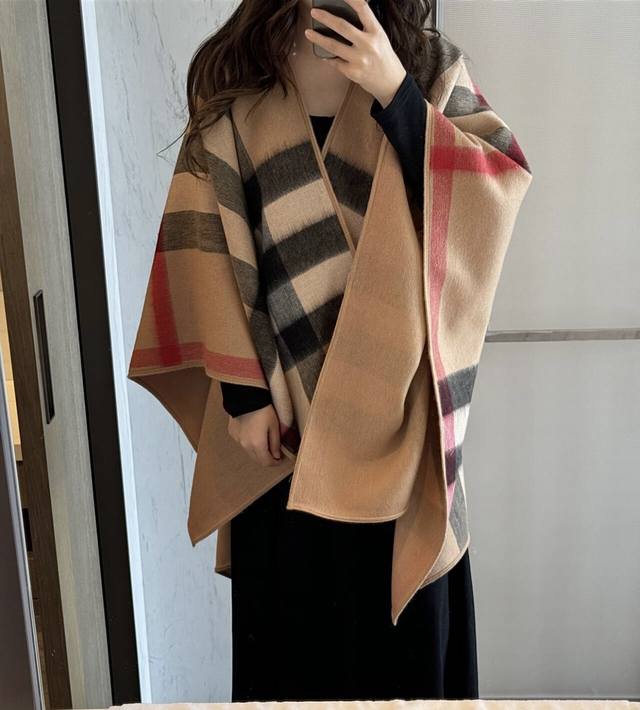 B's double-sided cape is an absolute hit, everyone has one. This year's hottest