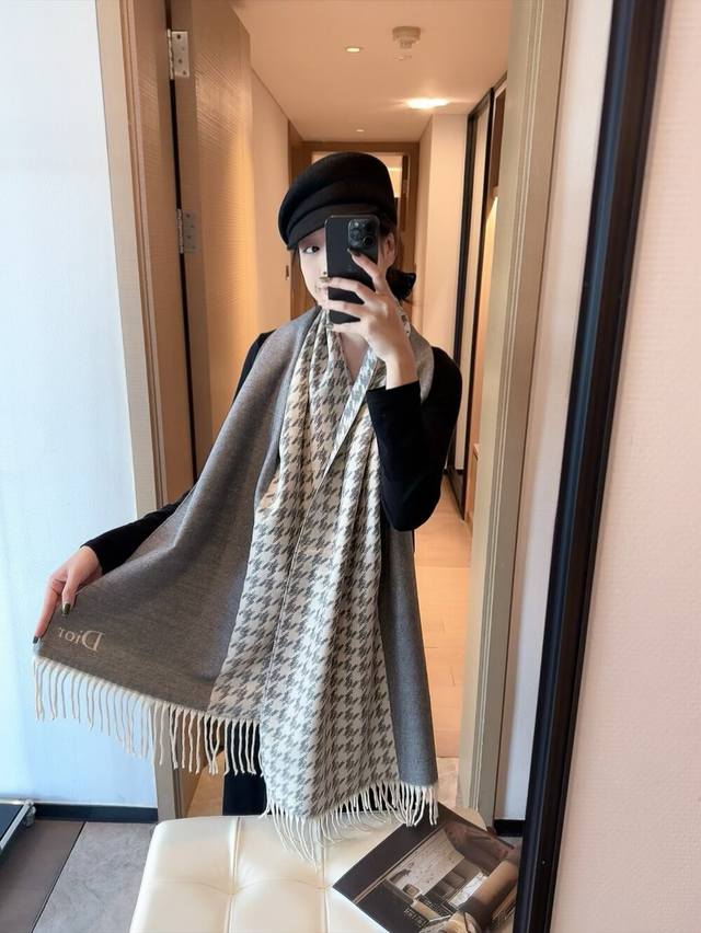 Dior's latest scarf, a women's favorite with a super gentle and stylish double-s