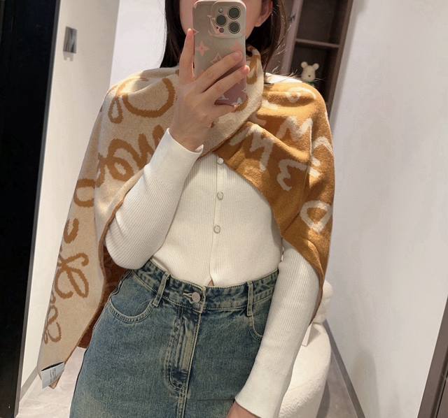 Loewe. Original! Highly recommended! New knitted scarf! Understated luxury. A su