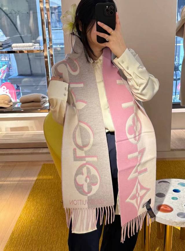 The Duo Infinity scarf is crafted from soft, rich sheep wool. Its double-sided d