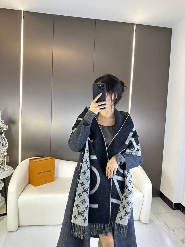 New arrival for 2025, this two-tone cashmere Monogram Split scarf harks back to