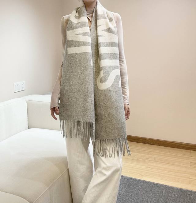 I'm really crazy about this Jacquemus double-sided scarf this year. I'm absolute