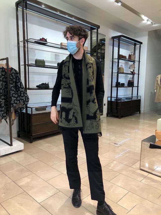 As you can see, this is a very creative scarf. Needless to say, the effect when