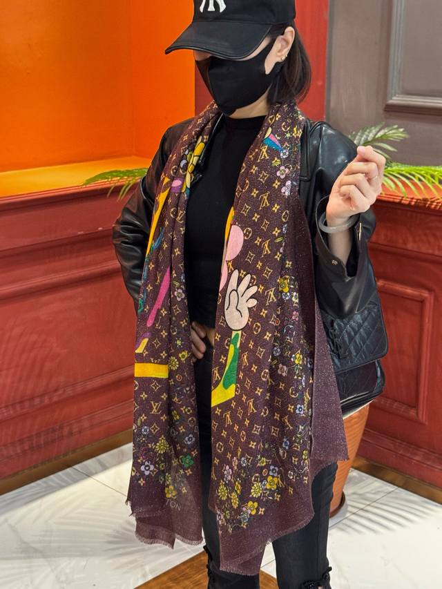 A glowing scarf. New arrival for 25 years, available in the same counter as the