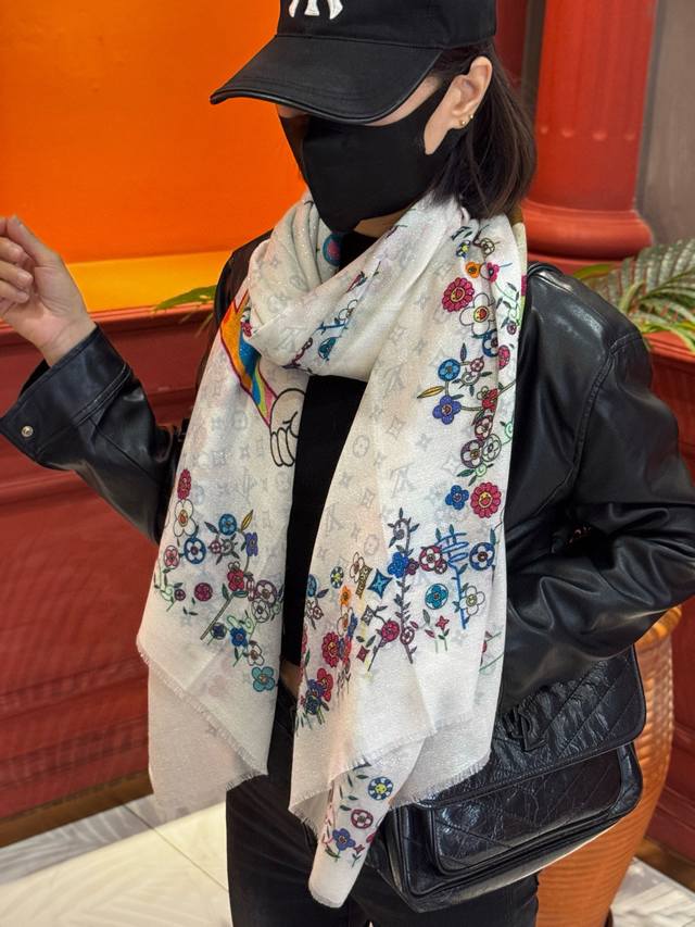 A glowing scarf. New arrival for 25 years, available in the same counter as the