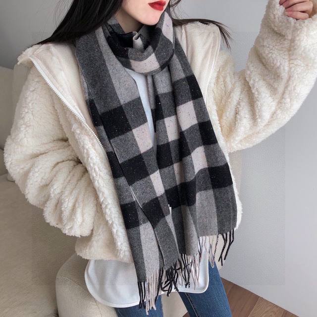 It's so beautiful that it makes you scream. The Burberry counter model adopts th