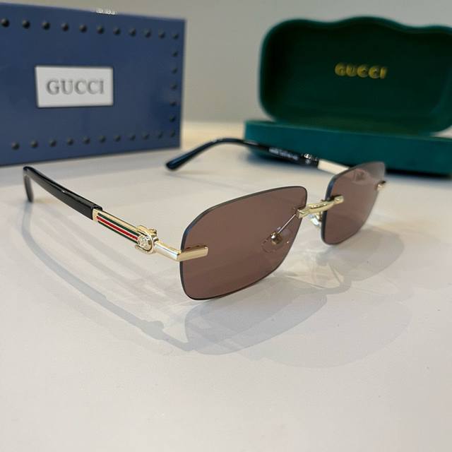 Gucci world-class master craftsmanship. High-end, fashionable, versatile men's p