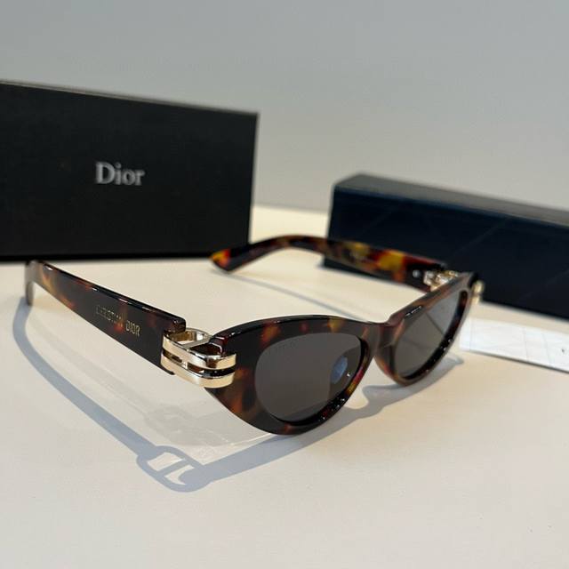 Dior Cat-Eye Sunglasses Dior Sunglasses Cdior B2U A chic new interpretation of t