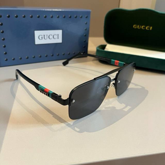 Gucci's official early spring models, men's sunglasses, the same style as many c