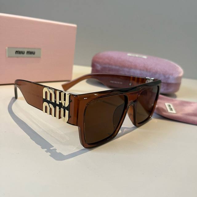 Miumiu trendy sunglasses for men and women, light and not pressing on the nose