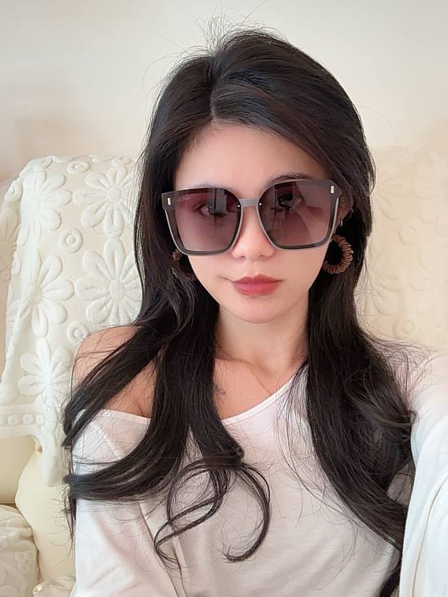 Gucci's 2025 spring new style square-frame sunglasses are popular with internet