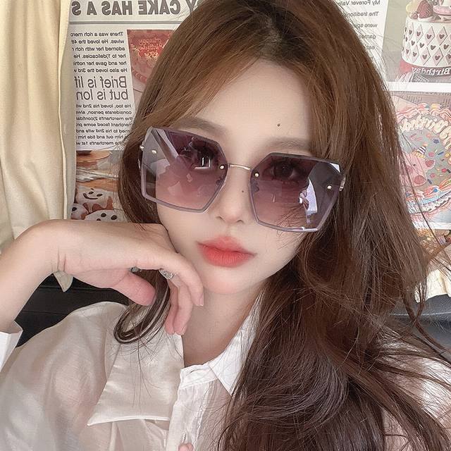 Chanel Chanel's new nylon polarized sunglasses, frameless diamond-cut edges for