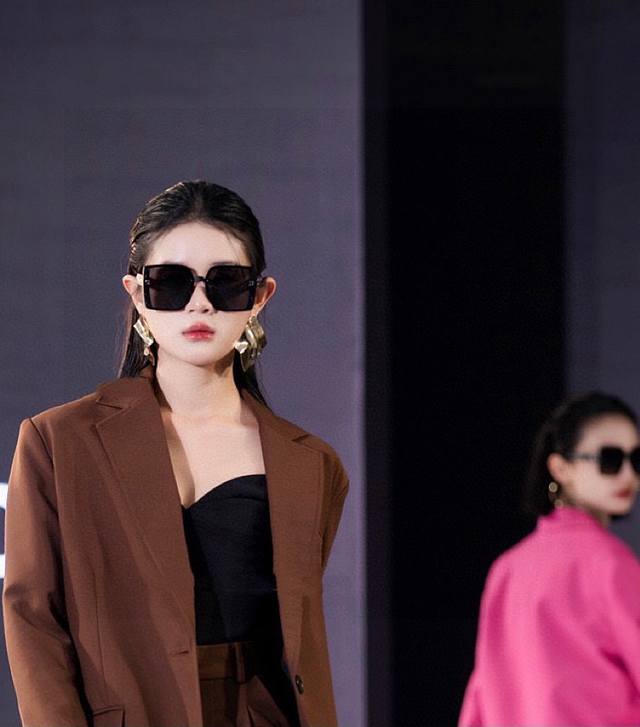 Dior-Dior 2025 Spring New Trend Hot Style Fashion Square Frame Polarized Sunglas