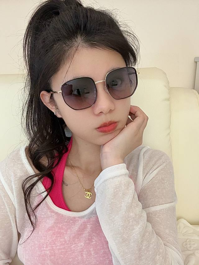 Gucci's 2025 spring new sunglasses are popular with internet celebrities. They a
