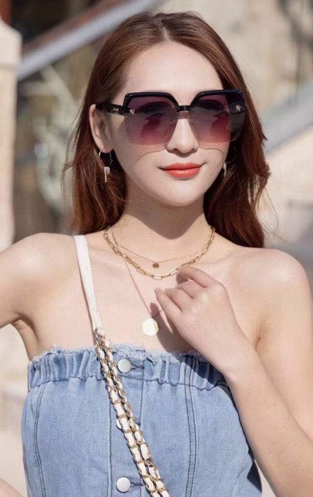 Gucci 2025 official new style, many celebrities also like the new large-frame po