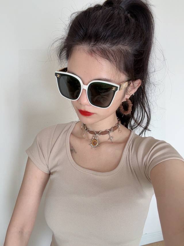 Chanel large-frame sunglasses. Classic square design, suitable for all face sha