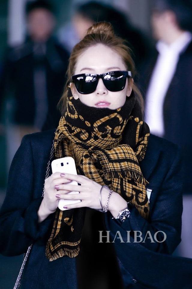 The Gucci Double G jacquard double-sided shawl is a classic style that is styli