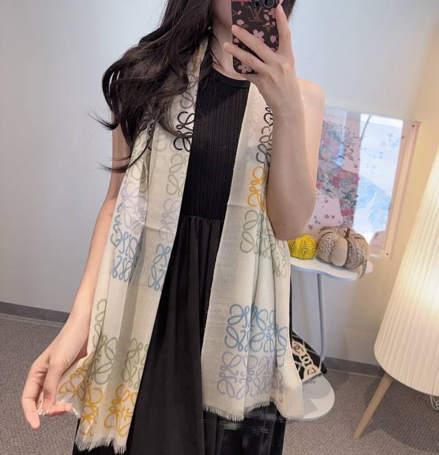 Loewe, as Spain's top luxury brand, exudes a unique Spanish aristocratic atmosph