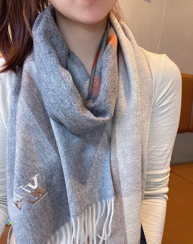 Lv's new heavyweight ripple cashmere scarf. This year's men's model is truly hig